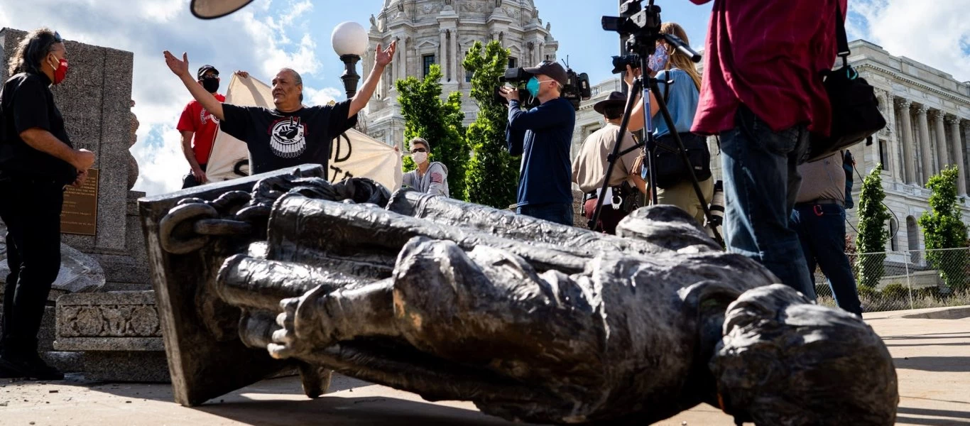 Ο όχλος γκρεμίζει τα αγάλματα - Η ιστορία δείχνει ότι επόμενος «στόχος» θα είναι οι άνθρωποι